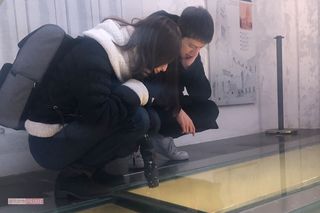 '20年2月、ベルギーの美術館で女性とデートをするウエンツ瑛士