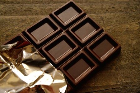 1日に食べる量は板チョコ2列ほどを目安に　※写真はイメージです
