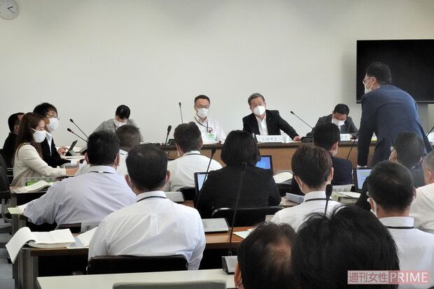 6月10日、議会でビラについて問い詰められる市長