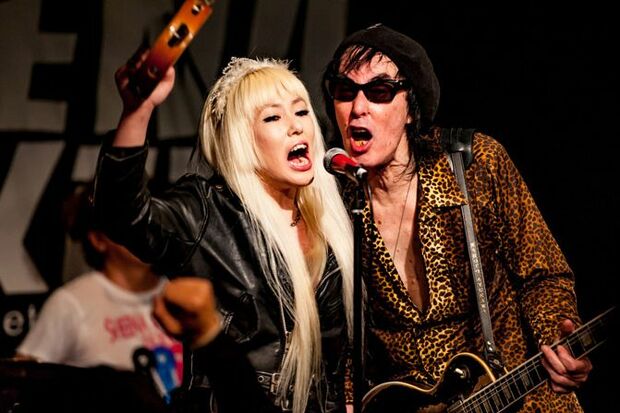 現在は知慧子さん（ルーシー）が父と同じステージに立ち、かつて母が歌った曲を披露するライブも