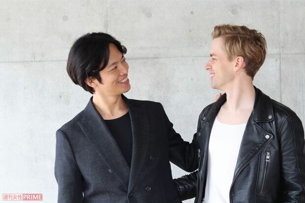 竹田純さん（左）の取材にはパートナーのクリスさん（右）も同席。幸せそうで仲の良さがうかがえる