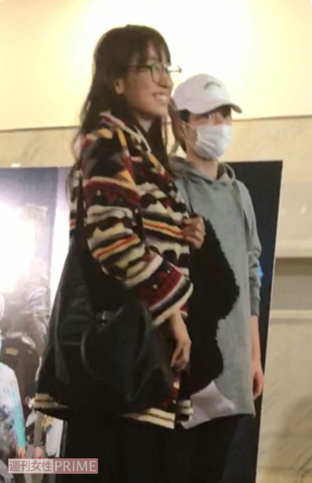 帽子にマスクの小池と、変装なしでメガネに薄化粧の永