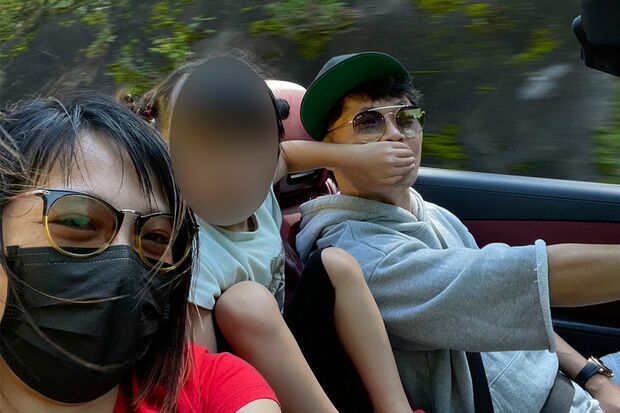 山口健さんと沙姫さん、真ん中には長女が。逮捕以前は幸せに暮らしていた