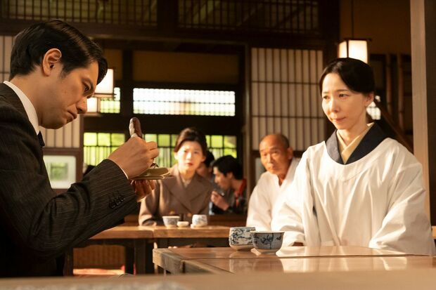 甘味処『竹もと』で修業する梅子（平岩紙）のあんこの味を審査し続けた桂場。そして、ついに出したお墨付き（C)NHK