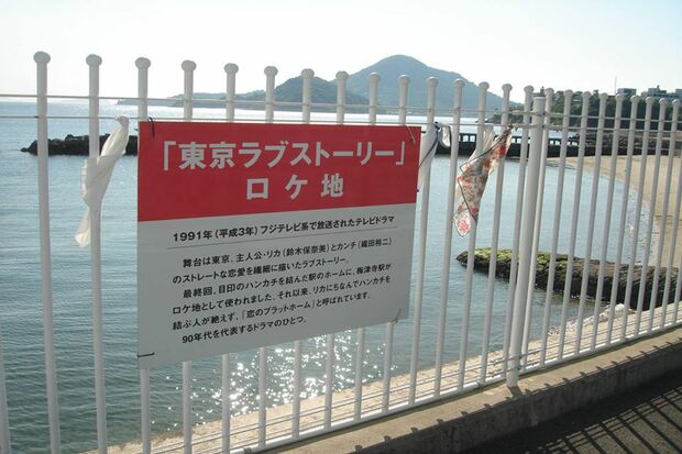 リカがハンカチを結びつけた駅は、愛媛県松山市梅津寺町にある。今もハンカチが結んであり、ファンの聖地になっている