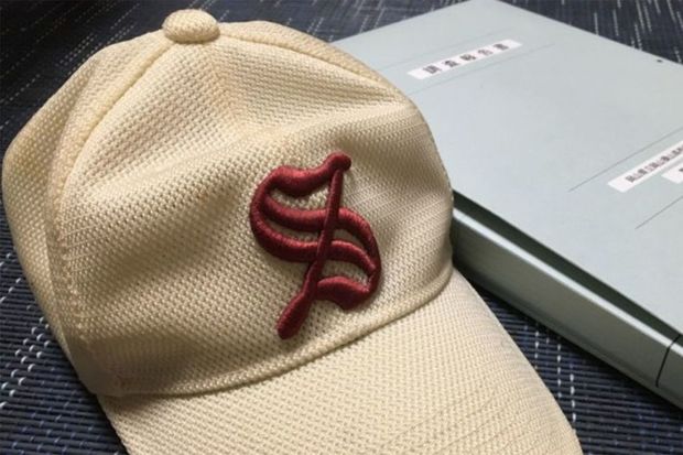 A君の野球帽と、第三者委員会による報告書（写真：遺族提供）