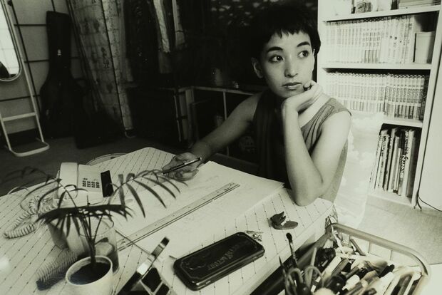 デビュー後、12年間暮らした中目黒の自宅兼仕事場にて。忙しい仕事の合間に飲み歩くのも楽しみのひとつだった