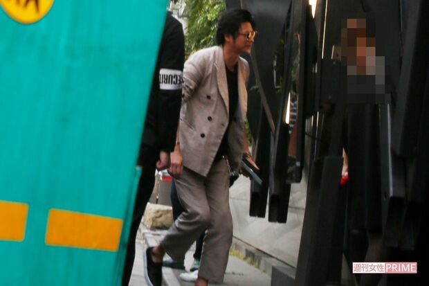 打ち上げの会場入りするもこみち