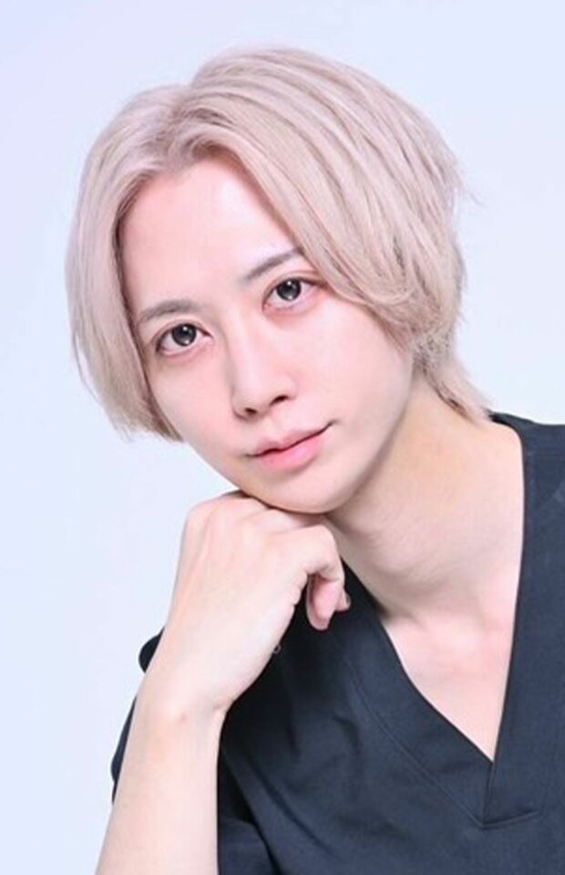 りん先生●美容外科医。わかりやすい成分解説とともにコスメを紹介する動画がSNSで話題。「TokyoTenseiClinic」で、美しくなりたい女性を美容医療でサポートしている。