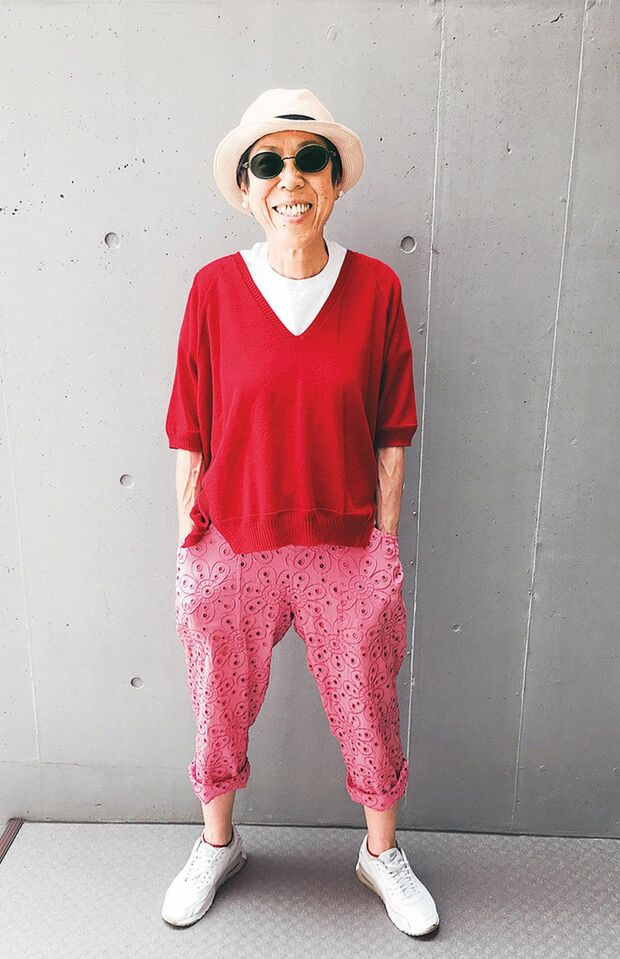 ピンクのパンツに、赤のニットで一気にテンションアップ！白を差し色にすればスッキリ