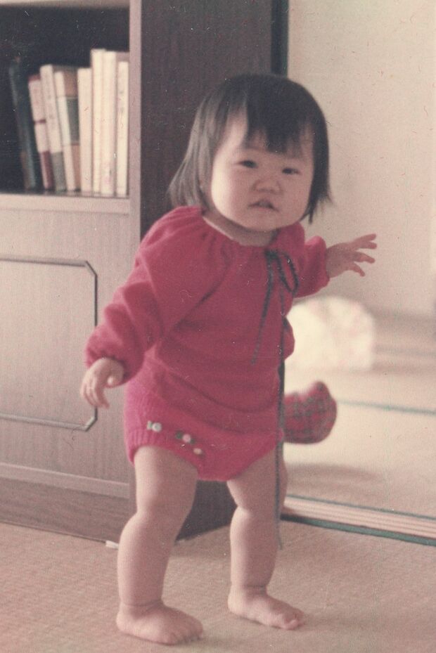 立っちをしてよちよち歩き始めたばかりのころ。母の香代さんは気がつかなかったが、親戚から「立ち方が少し気になるね」と言われ、病院へ