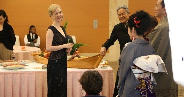  この日の京都ロケでは、華道家が集うパーティーシーンの撮影。『名探偵キャサリン』は山村美紗原作。高い人気を誇るキャサリンシリーズを外国人ヒロインで初映像化。9月5日（土）夜9時〜（テレビ朝日系）。