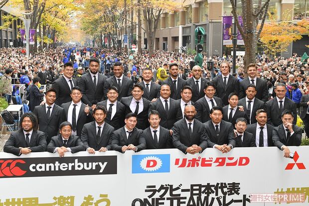 昨年12月、W杯ベスト8の感謝を込めて東京駅周辺でパレードを実施。沿道に5万人のファンが駆けつけるなど大盛況となった
