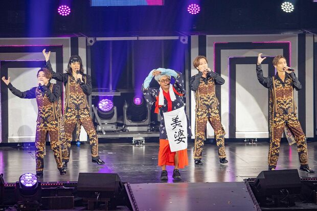 塚田扮する老女“美婆さん”に会場は爆笑の渦（撮影／北村史成）