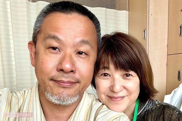 昨年6月の結婚記念日は病院で。「喉の腫れで食事ができなくても、2人で記念日を迎えられたことが幸せ」（新田さん）　写真提供／新田恵利
