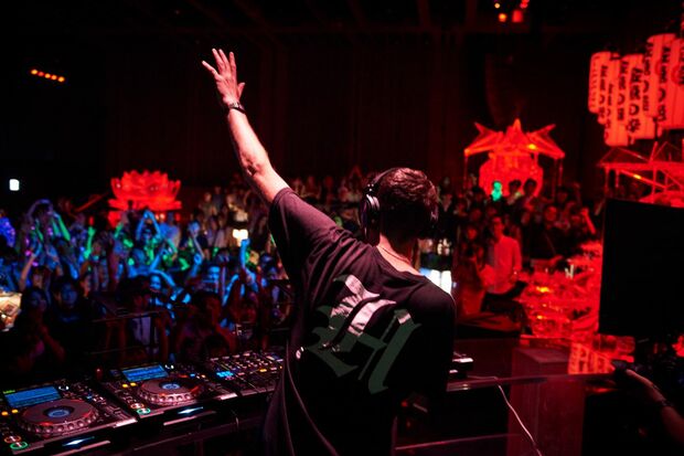 夜はドリンクを楽しみながら鑑賞可能。DJライブや大衆演劇の花魁ショーなどスペシャルデーも／「ECO EDO 日本橋 アートアクアリウム2017 ～江戸・金魚の涼～＆ナイトアクアリウム」