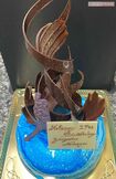 誕生日のスペシャルケーキには、金メダルを手にした羽生のシルエットのチョコレートも