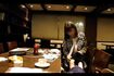 ネットで拡散されている、Iくんの母親が飲食店で次男のオムツ替えをしているシーン(一部、編集部加工)