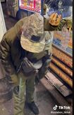 1000円ガチャで出た景品を「なんやこれ!」と投げ捨てるゆたぼん(ゆたぼんのTikTokより)