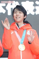 五輪チームの解団式では、団長の松岡修造さんにあおられつつも一瞬、“フェミ男”な姿も見せてくれました。指もホソッ！　撮影／高梨俊浩