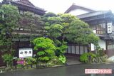 竹野屋旅館は現在、25人ほどのスタッフで運営。大幅なリニューアルを遂げた