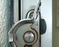 新生活の防犯対策「侵入窃盗の約3割は在宅時の犯行」