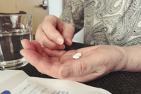 高齢者の4人に1人が6種類以上服用!過剰な処方で寝たきりシニアも、医師が警鐘する「減らすべき薬」