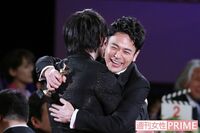 妻夫木聡、“恋人”綾野剛と喜びの抱擁! 第40回日本アカデミー賞を振り返る