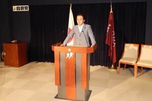 演説のまねをする(?)赤坂容疑者(本人のフェイスブックより)