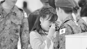 南スーダンでのPKOに出発する自衛隊員を成田空港の見送りで涙ぐむ家族も