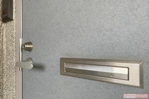 自宅の玄関前に来た郵便局員を……