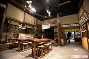 記念館の「くるまや」セットはホンモノ!上には照明さんや音声さんの姿も　撮影／齋藤周造