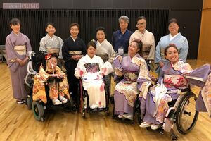 パラリンピックのときの写真。車いすでも着られる「ファスナー着物」を着付けた