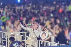 ファンのスマホで“自撮りファンサ”を行う『美 少年』の佐藤龍我（ツイッターより）