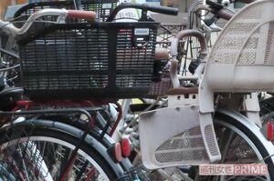 後部に荷物カゴを取りつけた自転車は多い（※事件とは関係ありません）