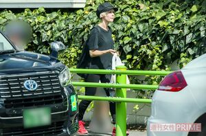 金髪に全身黒コーデの木村カエラ