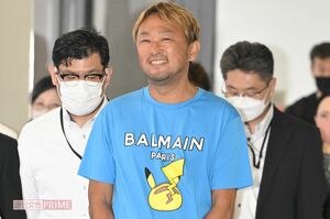 不敵に笑うガーシー容疑者。Tシャツは6万円台の限定品だそう