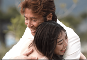 41歳差のカップル成立！羽賀研二とハグする現役女子大生（公式Xより）