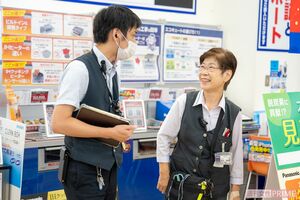 当日の仕事内容などを店長に確認。コミュニケーションを取ることで良好な関係に　撮影／伊藤和幸