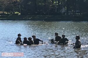 ワニガメが網に入った瞬間。白輪園長は「オッケー、オッケー、とった」などと興奮ぎみ