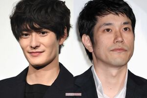 まったく老けない岡田将生（左）と老けメイクが激しい松山ケンイチ