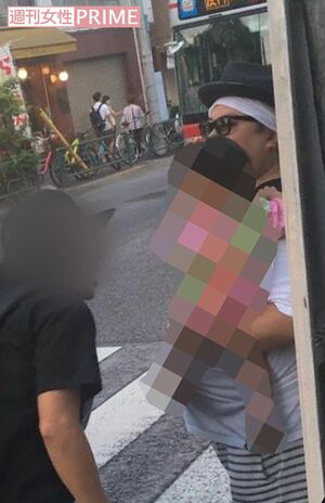 娘を抱っこするブラマヨ小杉