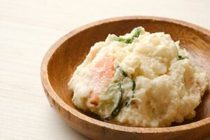 スーパーの安くておいしいお惣菜には、加工食品以上に添加物を摂取してしまう可能性が（写真はイメージです）