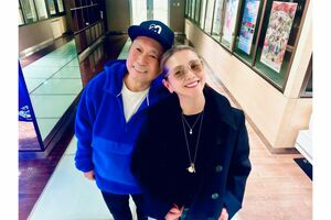 「J-WAVE」で月に1回ナビゲーターとして一緒に出演している小泉今日子と近田春夫氏(番組の公式SNSより)