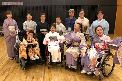 パラリンピックのときの写真。車いすでも着られる「ファスナー着物」を着付けた