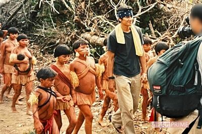 テレビ番組のロケでヤノマミ族と交流する原田龍二