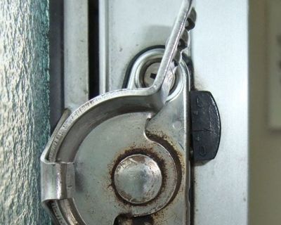新生活の防犯対策「侵入窃盗の約3割は在宅時の犯行」