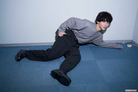 スーツを脱いで変身。「こんな髪型したことない」と仕上がりに驚く秦アナ。撮影/三つ葉ちひろ