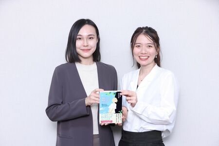 『母親になって後悔してる、といえたなら―語りはじめた日本の女性たち―』(新潮社)の著者でNHKの記者とディレクターである高橋歩唯さん(左)・依田真由美さん(右) 撮影/吉岡竜紀