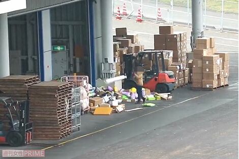 関西国際空港で従業員が荷物を投げて仕分けする動画が拡散されて炎上 空港運営会社は直撃に「どこまで作業の内容について注意喚起ができるか難しい」